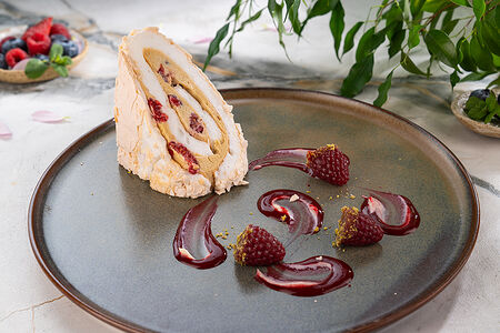 Меренговый рулет со свежей малиной