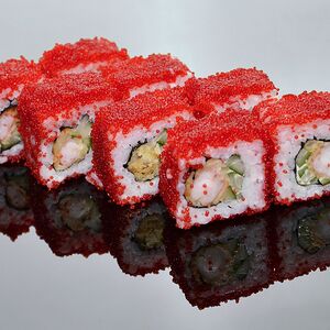 Фирменный ролл Калифорния с креветкой