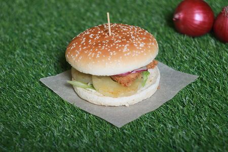 Бургер с ананасом и лонгами