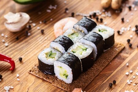 Ролл с огурцом