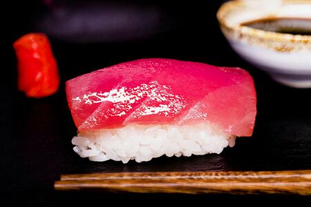 Суши с тунцом