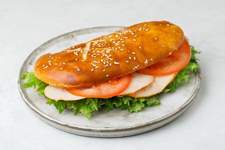 Сэндвич на сдобной булке с куриной грудкой