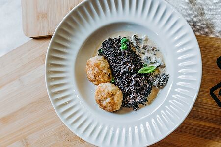 Крабовые котлетки с фиолетовым рисом и грибным соусом