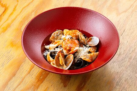 Чёрные спагетти с морепродуктами