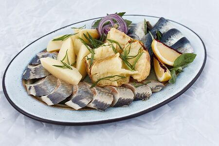 Сельдь с отварным картофелем