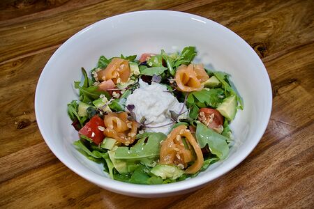 Салат с лососем и страчателлой