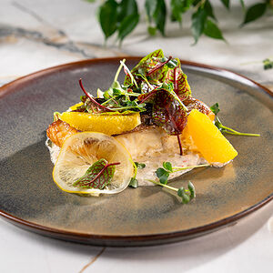 Стейк из зубатки с соусом берблан