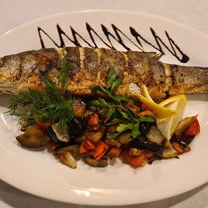 Сибас обжаренный с овощами