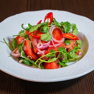 Салат из розовых томатов с кинзой