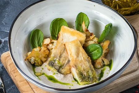 Судак с печёной цветной капустой и трюфельным кремом