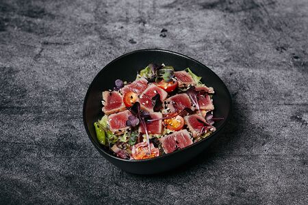 Салат татаки с тунцом в кунжутной корочке