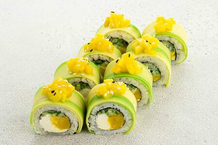 Ролл Филадельфия с манго и авокадо (8 шт)