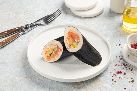 Суши-рулет с лососем