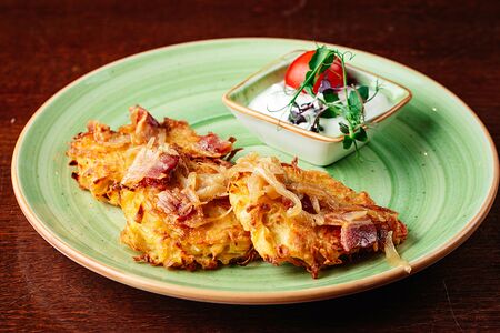 Драники картофельные с жареным луком и беконом