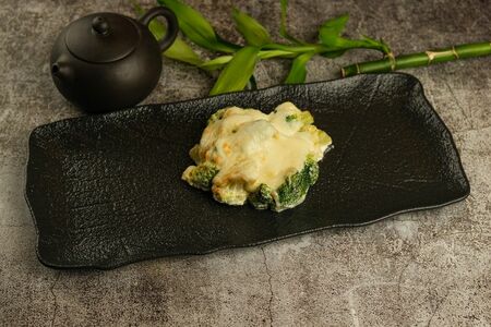 Брокколи под сыром моцарелла