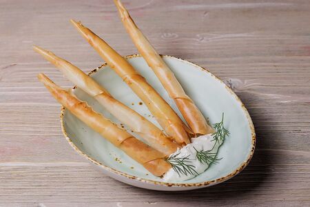 Хрустящие трубочки с моцареллой с соусом тартар