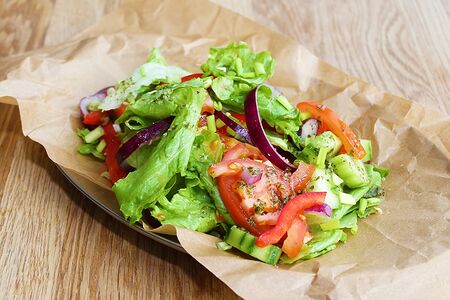 Овощной салат с фирменной заправкой чимичурри