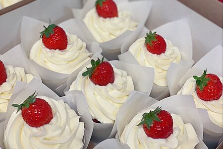 Капкейки Сливки-малина со свежими ягодами