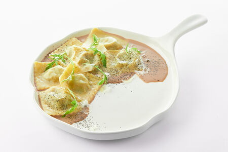 Равиоли с томленой говядиной и перечным соусом