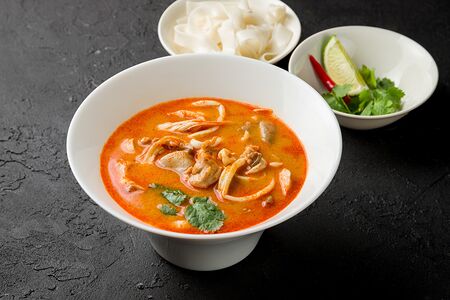 Том Кха Гай с курицей и лапшой