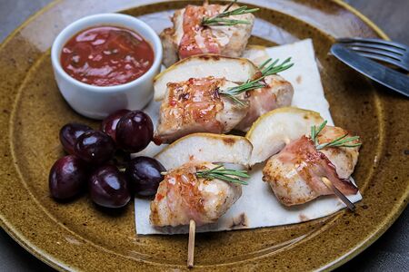 Шашлык из индюшатины в беконе