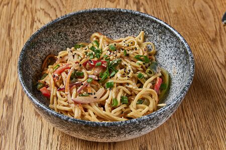 Вок с яичной лапшой в ореховом соусе