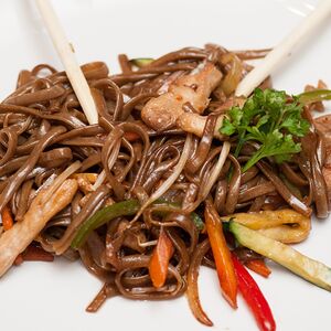 Гречневая лапша Соба с овощами и курицей