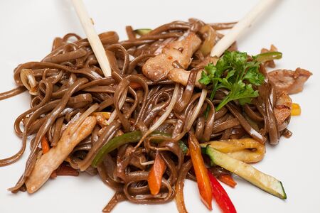 Гречневая лапша Соба с овощами и курицей