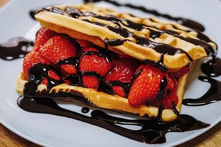 Вафли с клубникой и шоколадом