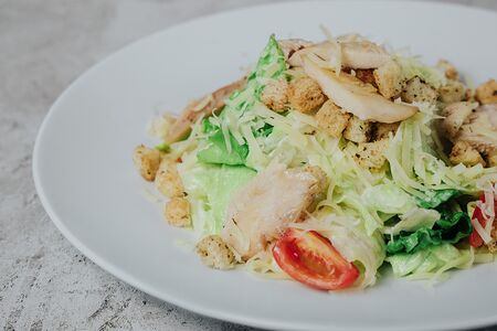 Салат Цезарь с курицей