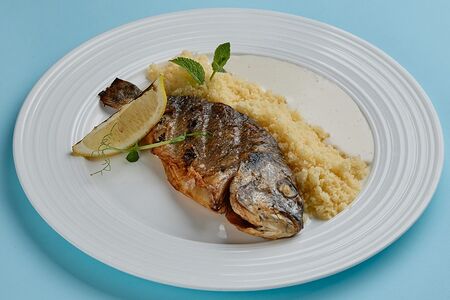 Дорадо, обжаренная в хоспере с кус-кусом и сливочно-винным соусом