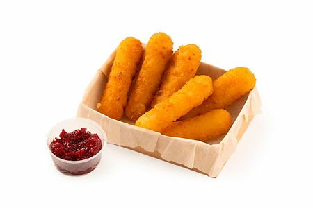 Сырные палочки с клюквенным соусом