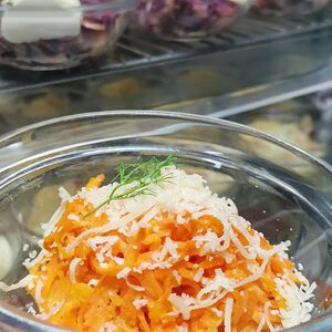 Салат из моркови с сыром и чесноком