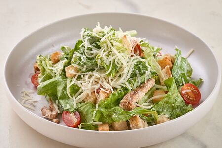 Салат Цезарь с курицей