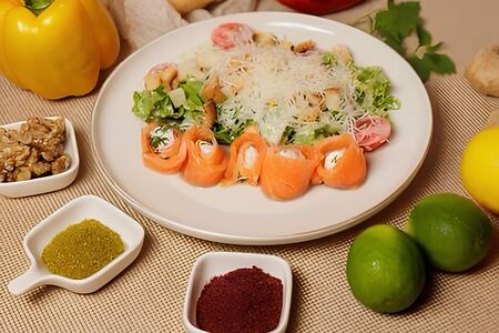 Цезарь с семгой и творожным сыром
