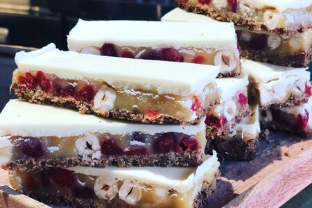 Батончик с цельным фундуком и вяленой вишней в шоколаде