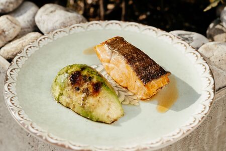 Лосось с авокадо гриль
