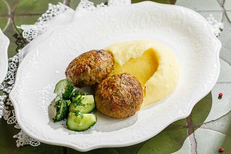 Куриные котлеты с картофельным пюре