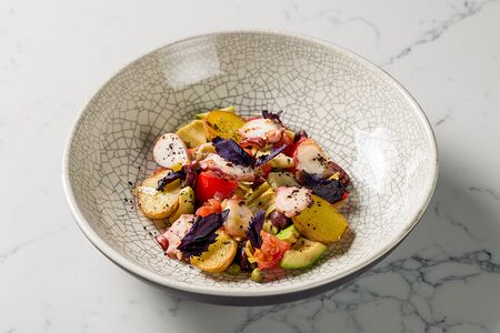 Салат с осьминогом