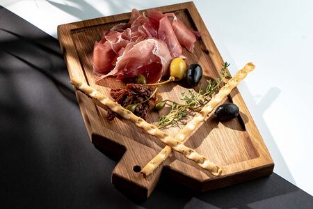 Прошутто с маслинами и каперсами