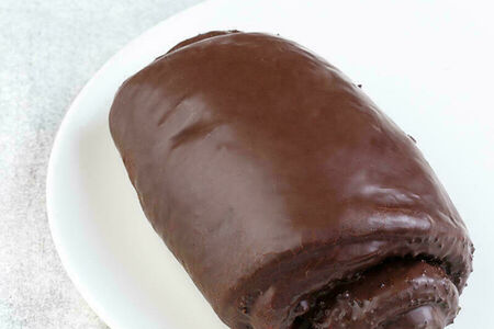 Булочка с маком в шоколадной глазури