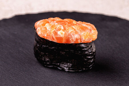 Острые суши с лососем