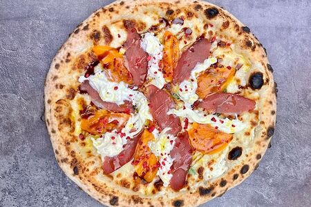 Копченая утка, хурма, страчателла