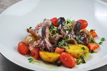 Мини-осьминожки с картофелем бейби и соусом грильята