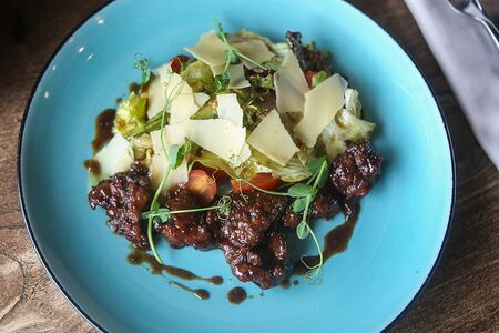 Печень цыпленка с листьями салата