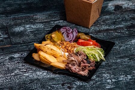 Шаверма со свининой на тарелке