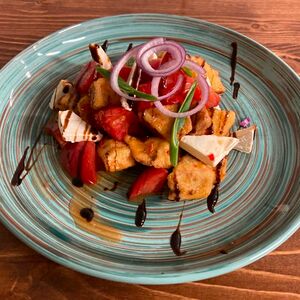 Салат с карамелизированными баклажанами