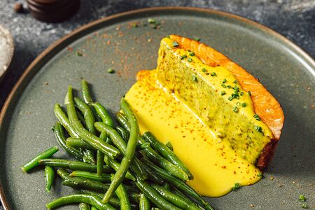 Стейк из лосося с миксом салатов