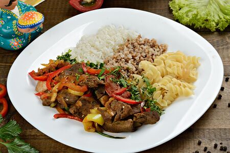 Гуляш с гарниром