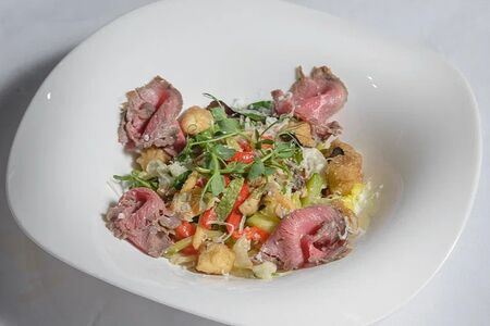 Салат с ростбифом и хрустящими баклажанами